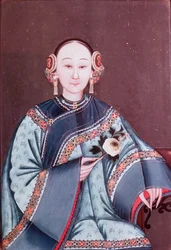 Mulher chinesa em traje tradicional, segurando uma única flor (pintura de vidro com moldura de madeira)